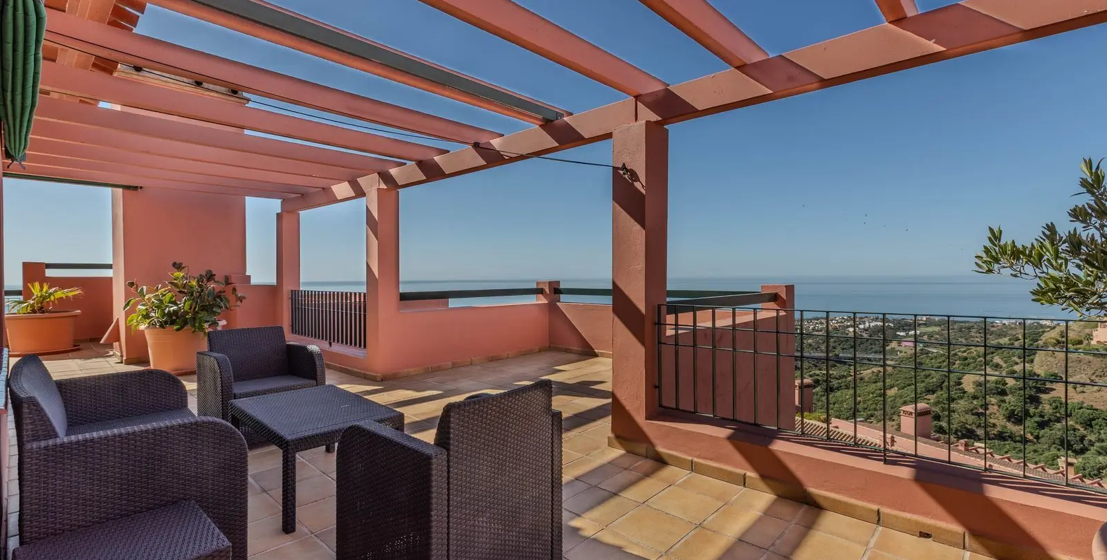 Sale of penthouse in Calahonda 1