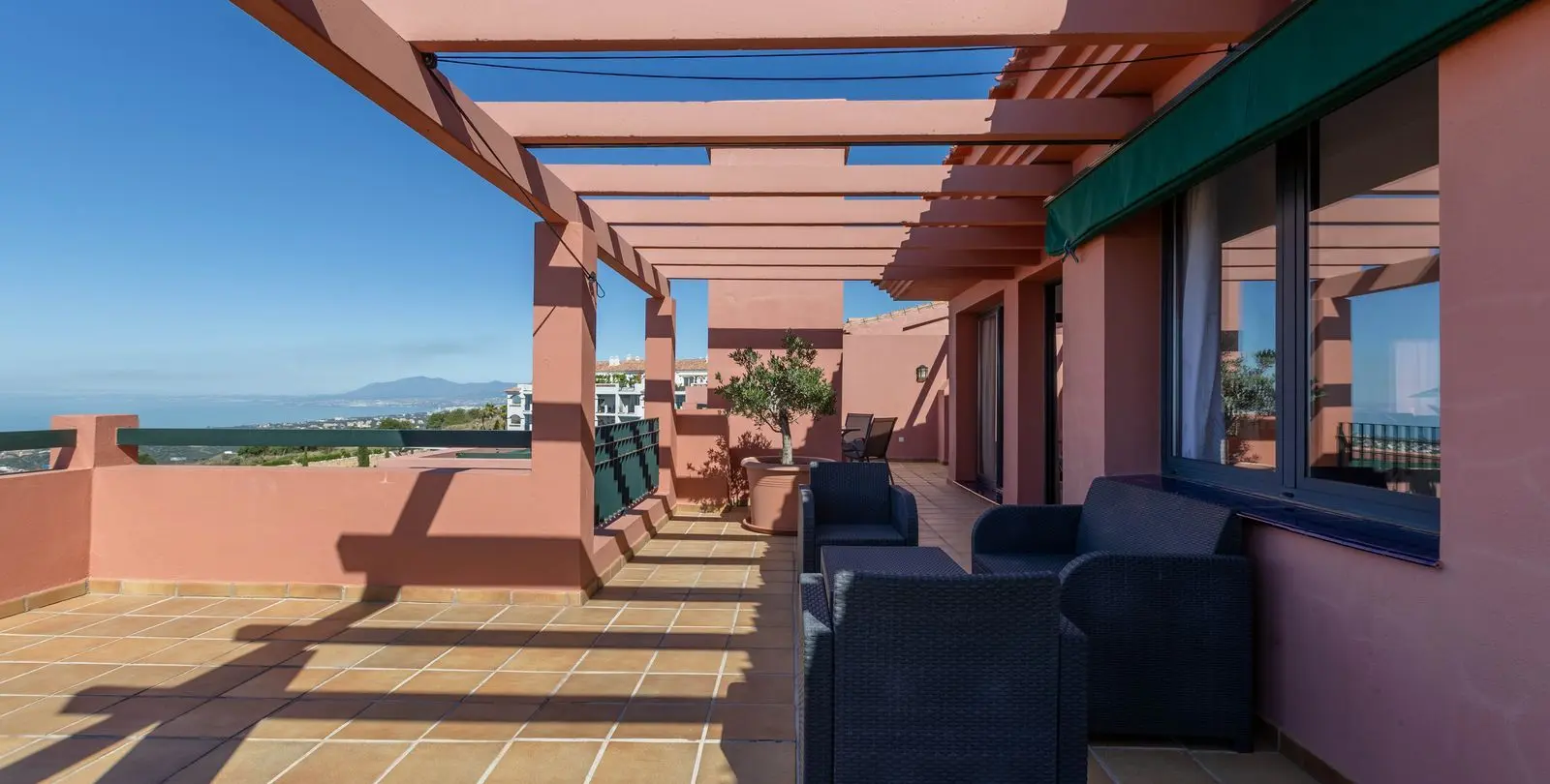 Sale of penthouse in Calahonda 2