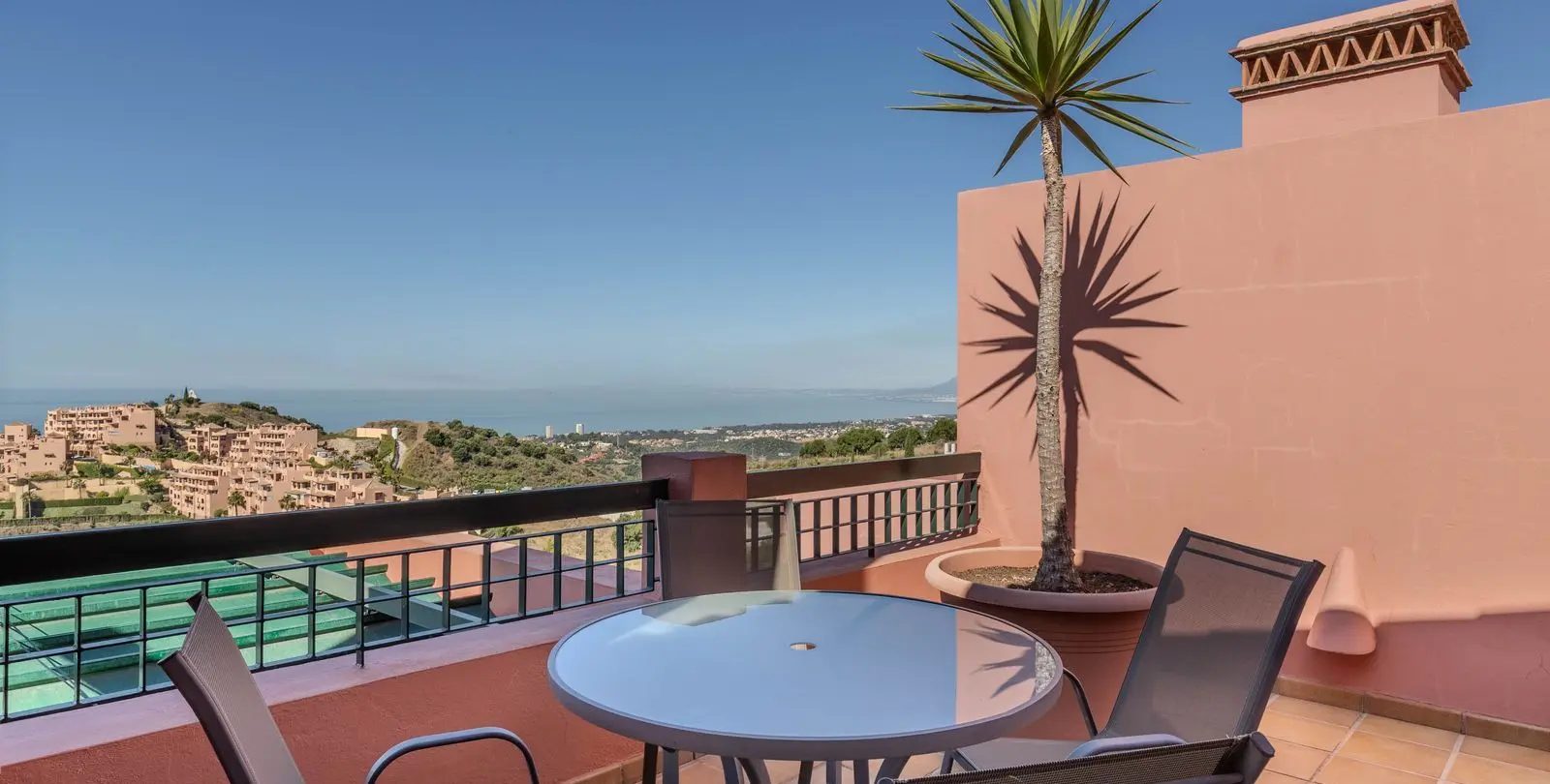 Sale of penthouse in Calahonda 3