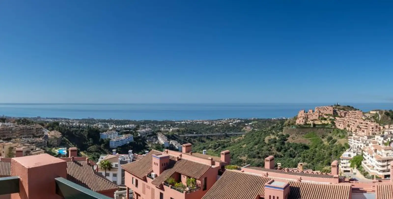 Sale of penthouse in Calahonda 5