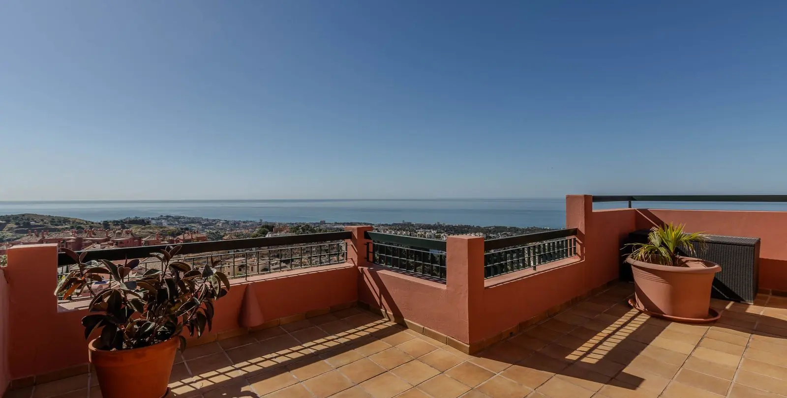 Sale of penthouse in Calahonda 6