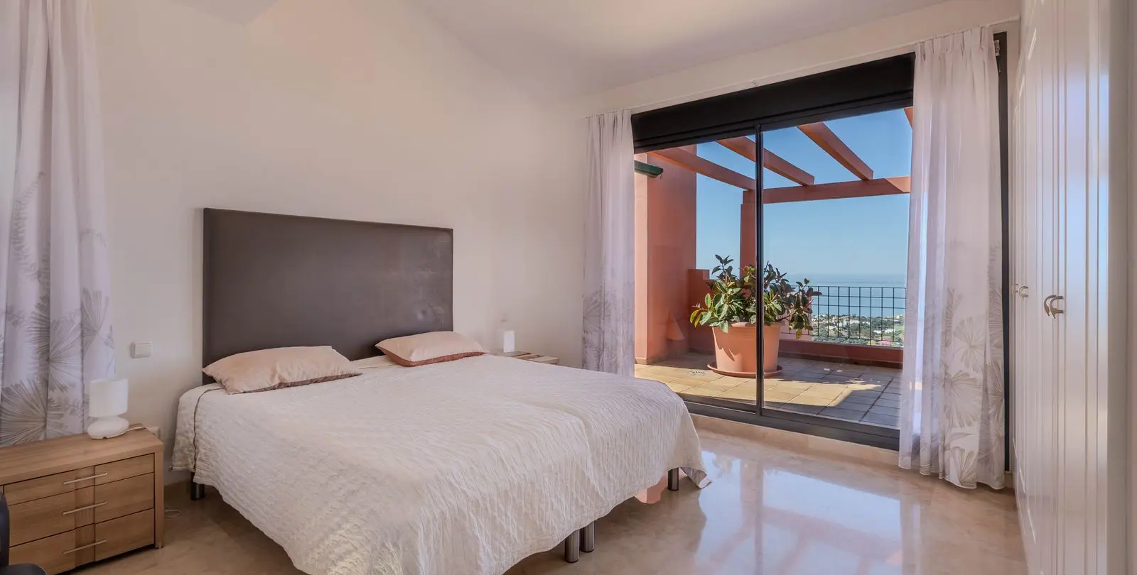Sale of penthouse in Calahonda 18