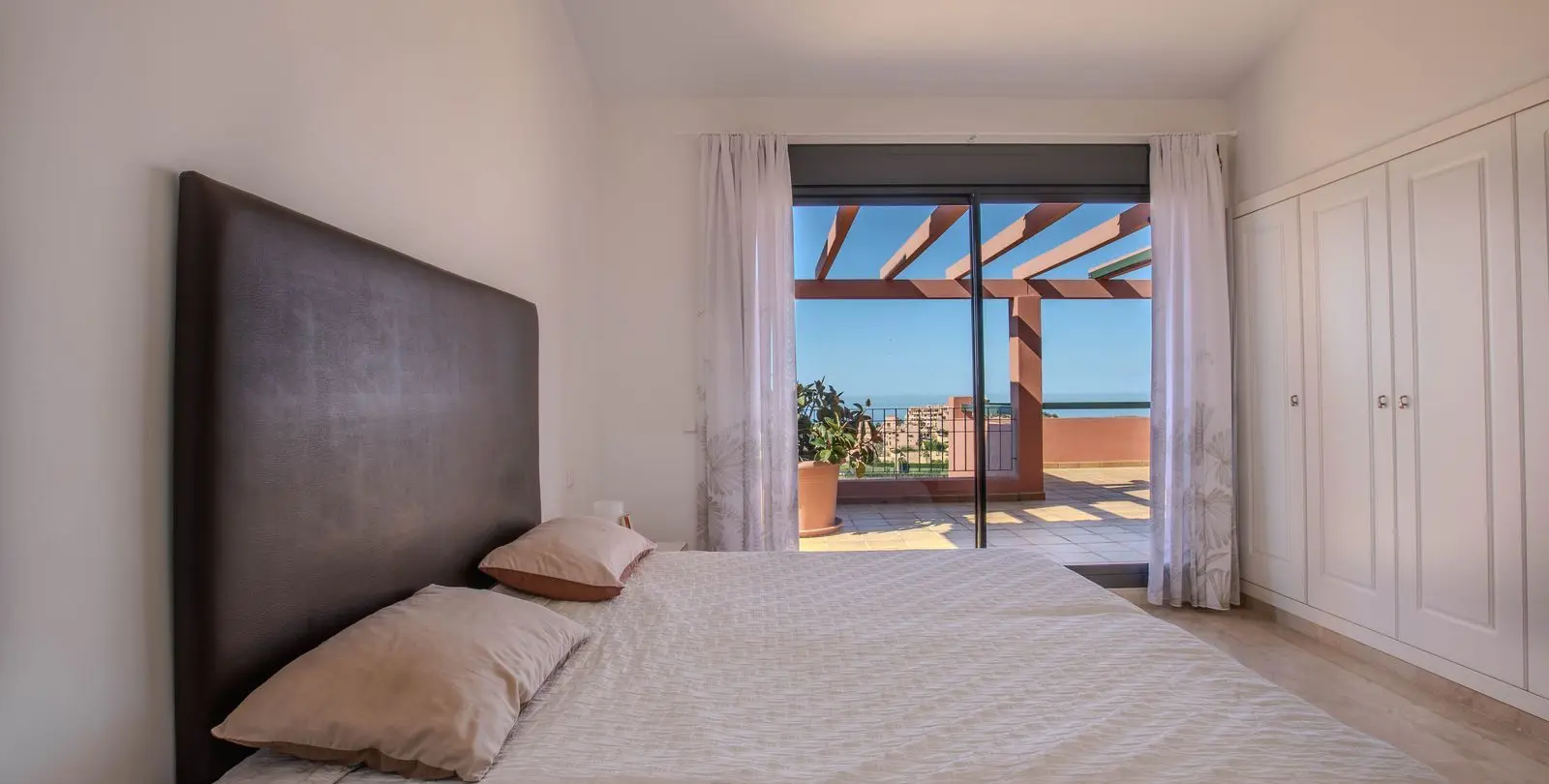 Sale of penthouse in Calahonda 20