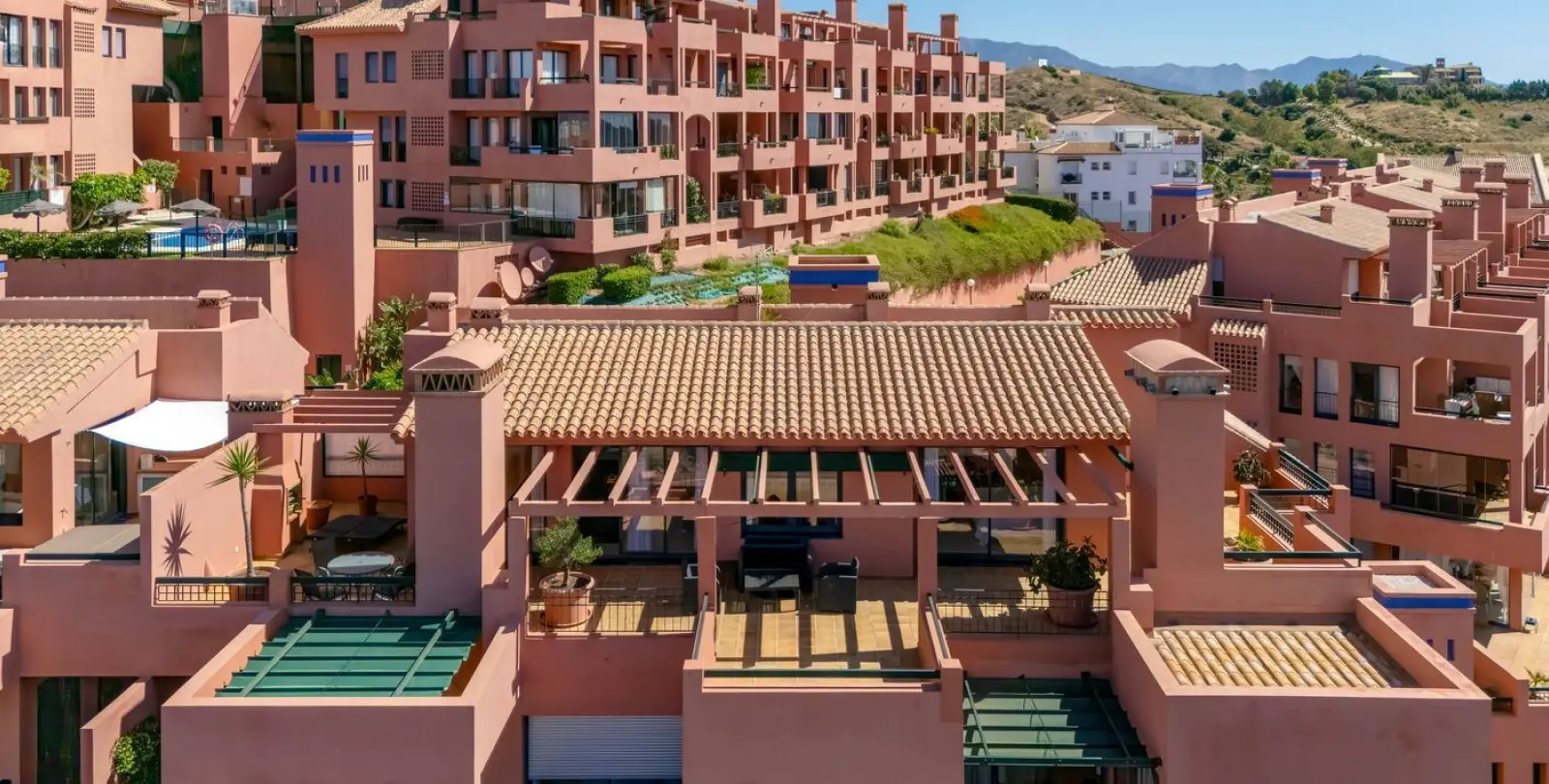 Sale of penthouse in Calahonda 43