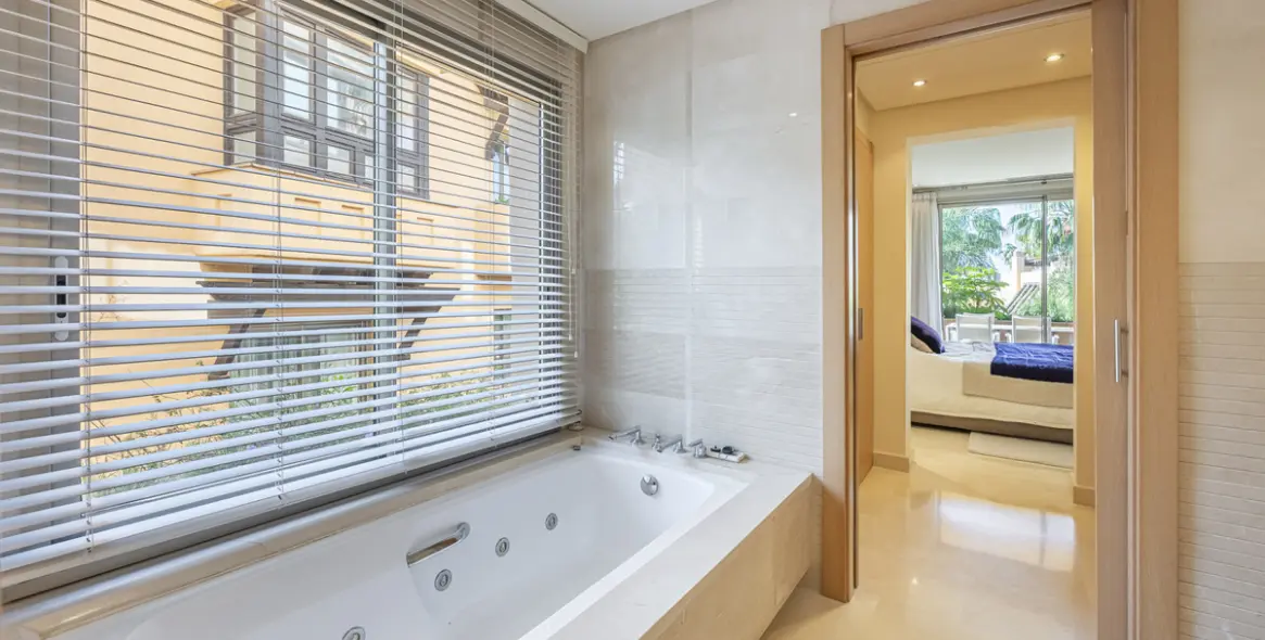 Venta de apartamento en planta media en The Golden Mile 11