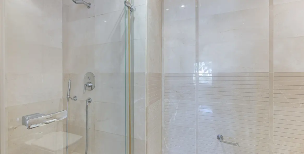 Venta de apartamento en planta media en The Golden Mile 12