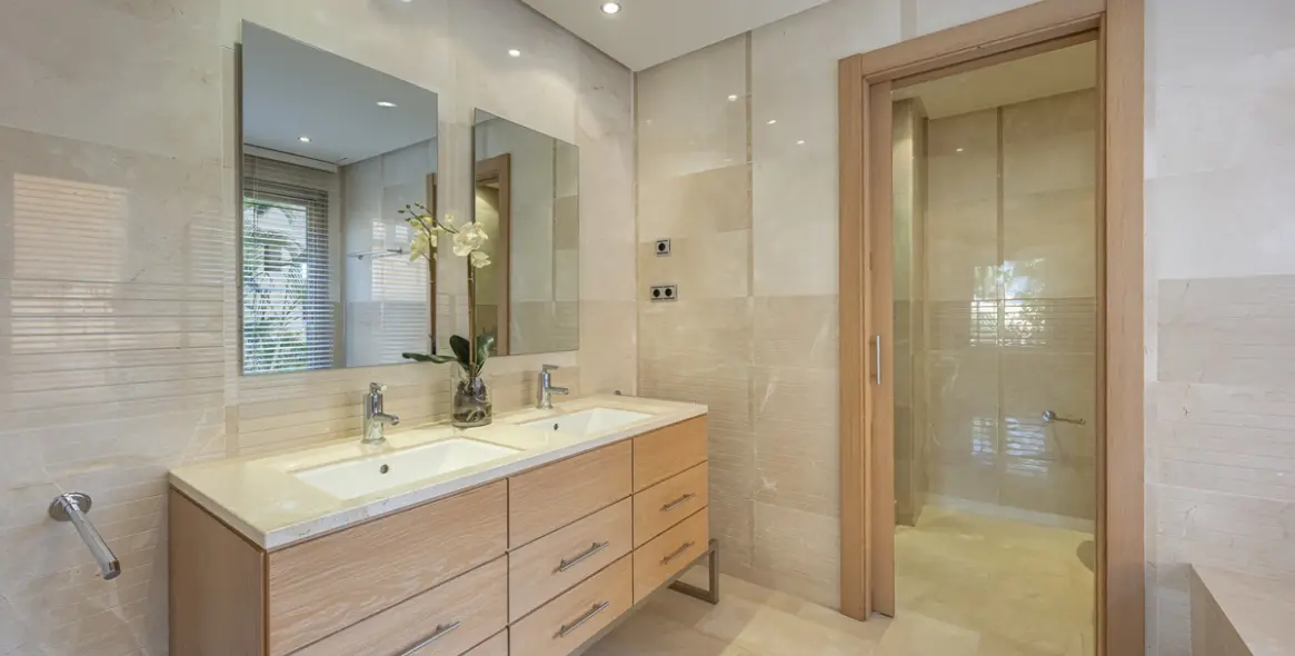 Venta de apartamento en planta media en The Golden Mile 13