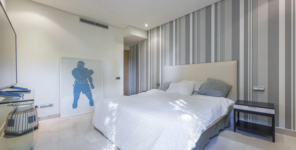 Venta de apartamento en planta media en The Golden Mile 16