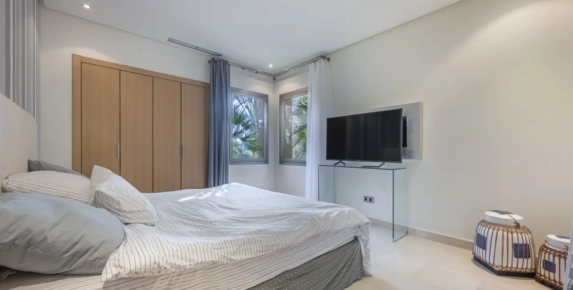 Venta de apartamento en planta media en The Golden Mile 17