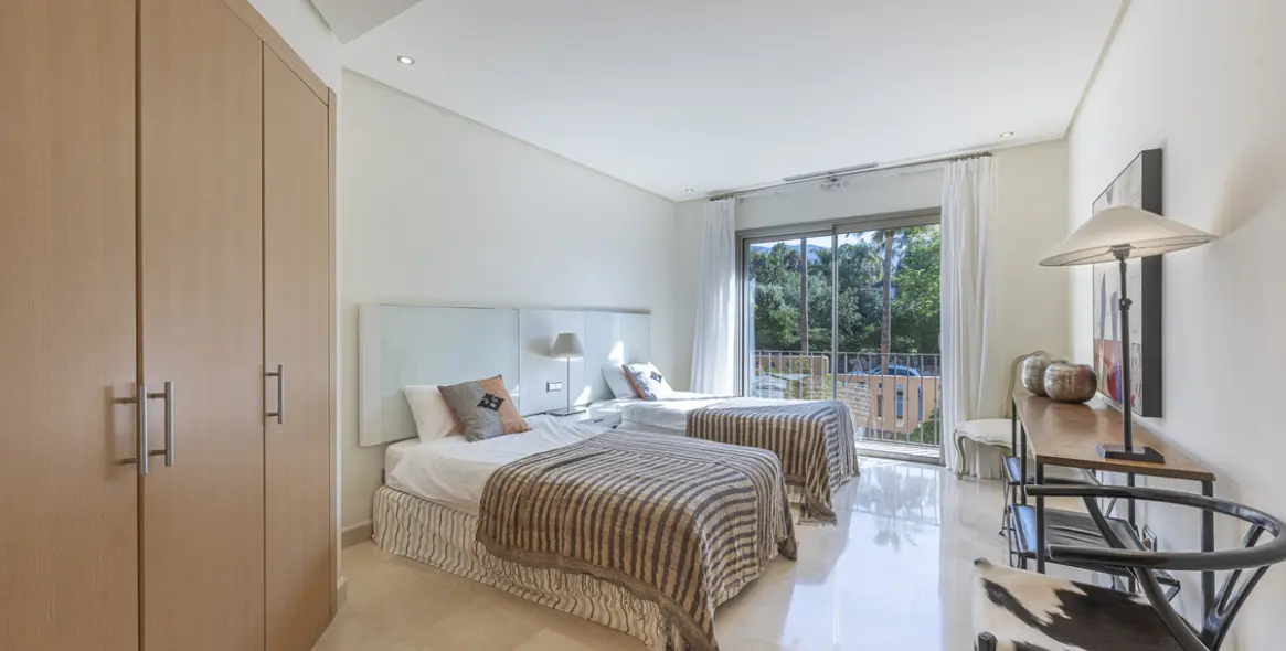 Venta de apartamento en planta media en The Golden Mile 18