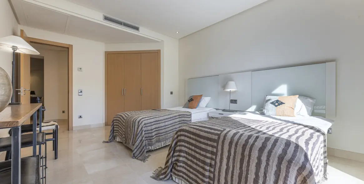 Venta de apartamento en planta media en The Golden Mile 19
