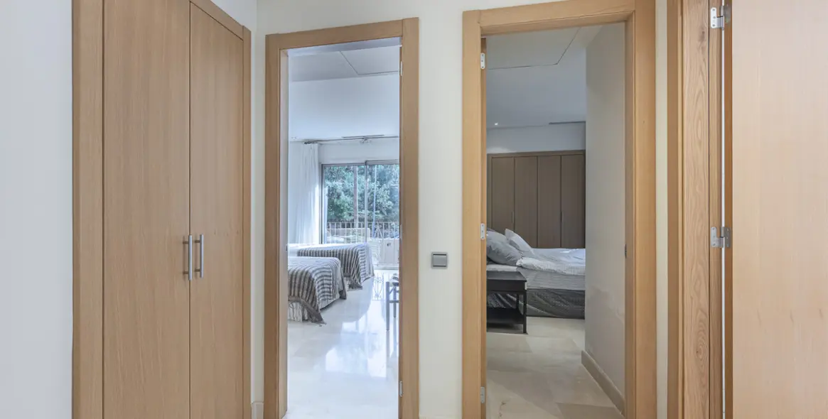 Venta de apartamento en planta media en The Golden Mile 20