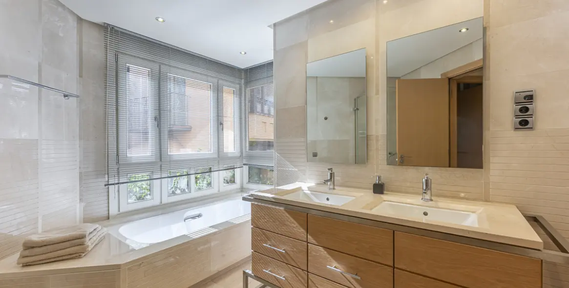 Venta de apartamento en planta media en The Golden Mile 21