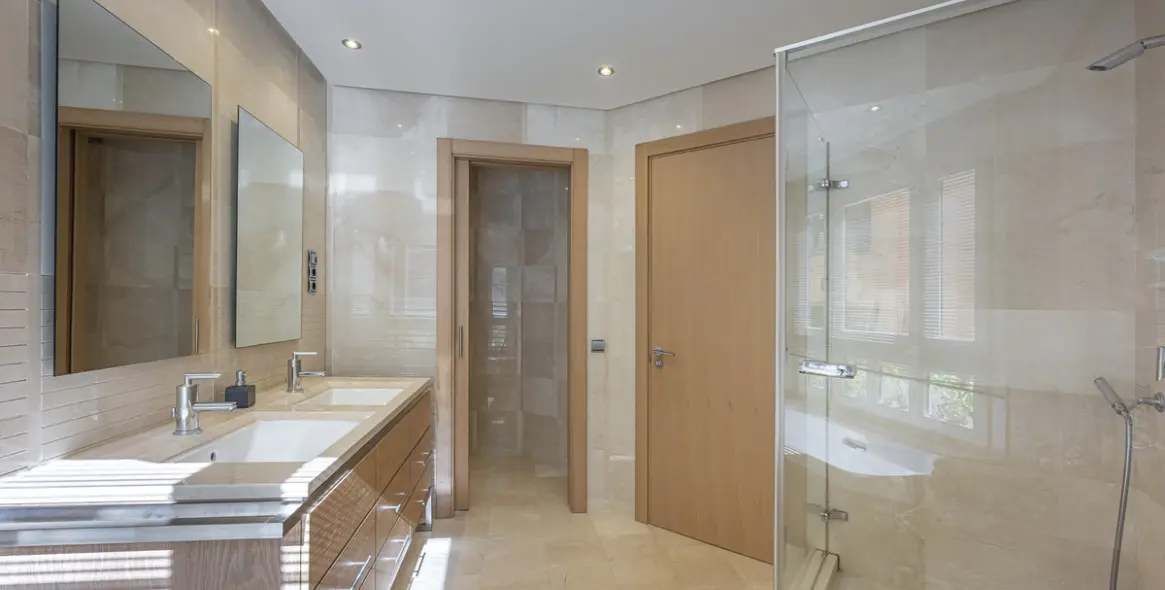 Venta de apartamento en planta media en The Golden Mile 22