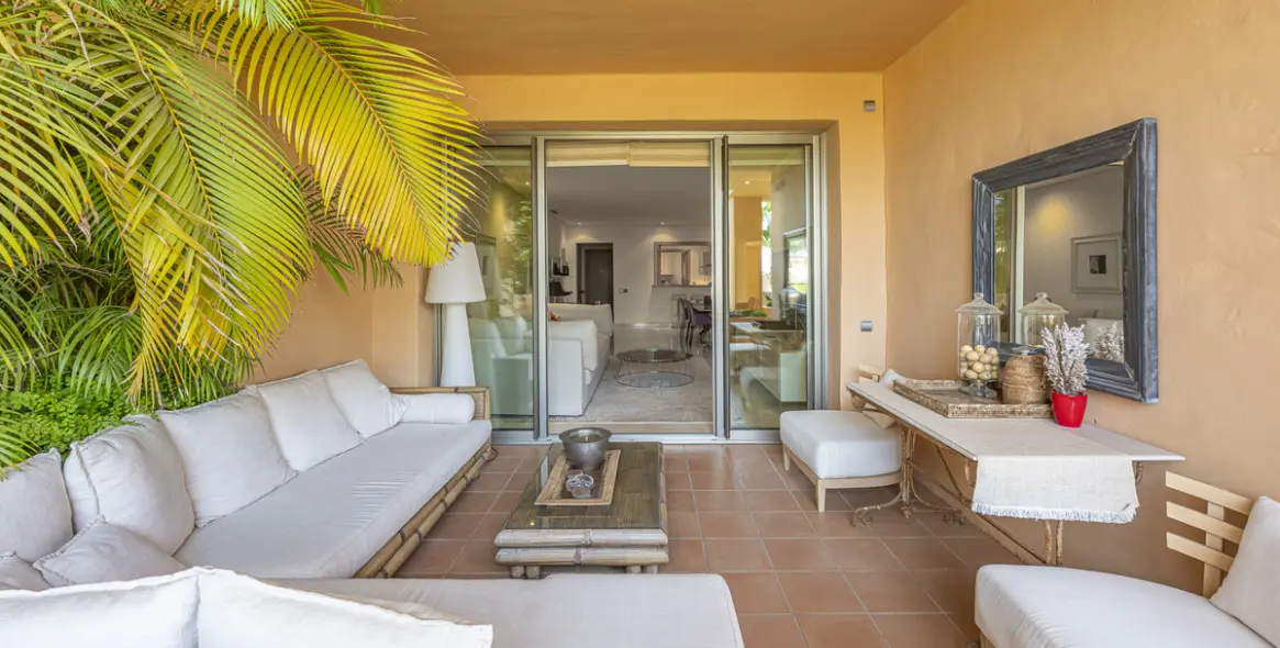 Venta de apartamento en planta media en The Golden Mile 23