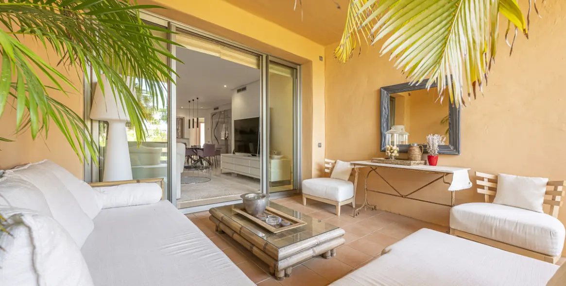 Venta de apartamento en planta media en The Golden Mile 24