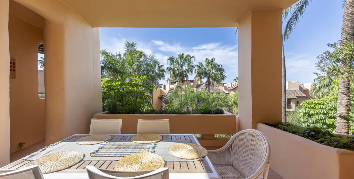 Venta de apartamento en planta media en The Golden Mile 25