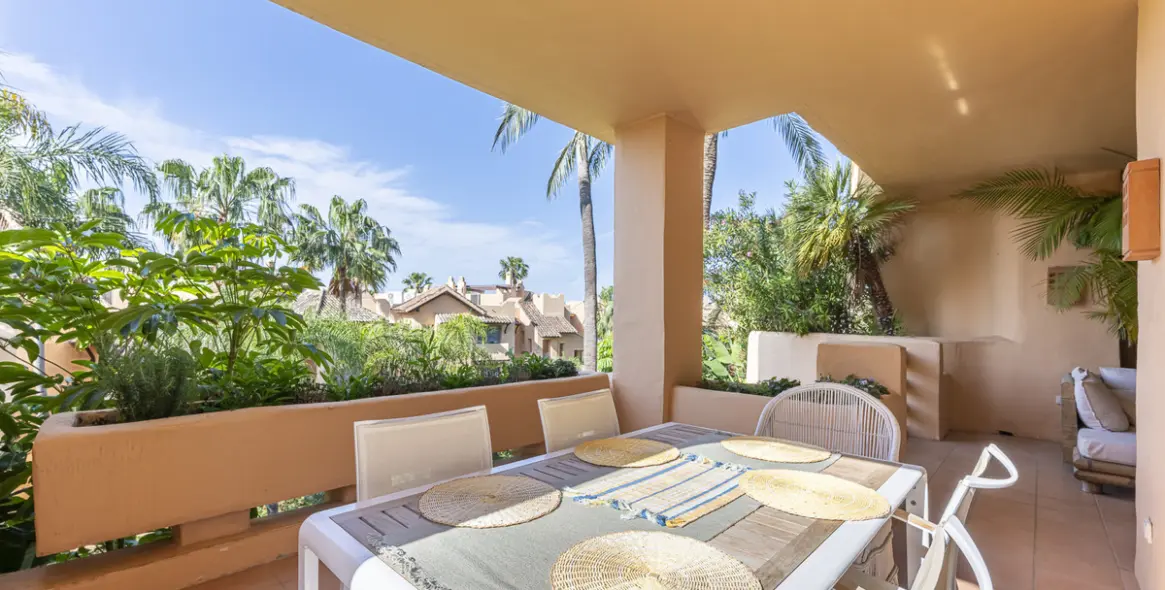 Venta de apartamento en planta media en The Golden Mile 26