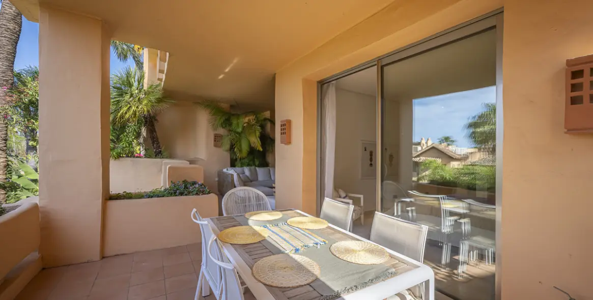 Venta de apartamento en planta media en The Golden Mile 27