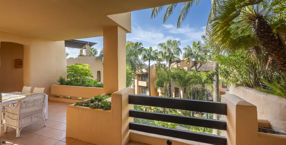 Venta de apartamento en planta media en The Golden Mile 28
