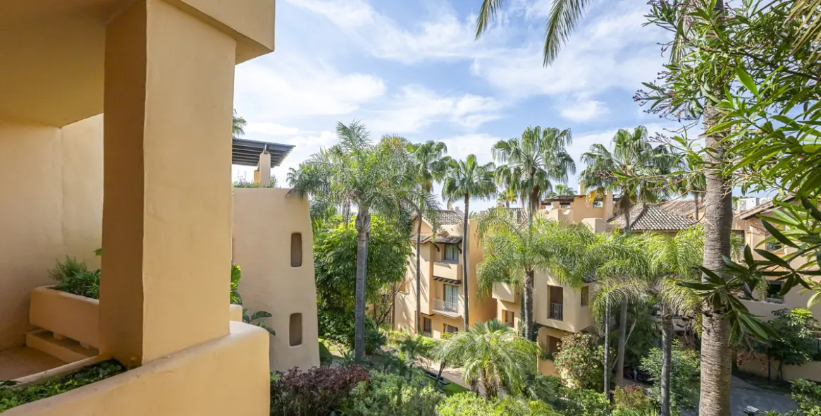 Venta de apartamento en planta media en The Golden Mile 30