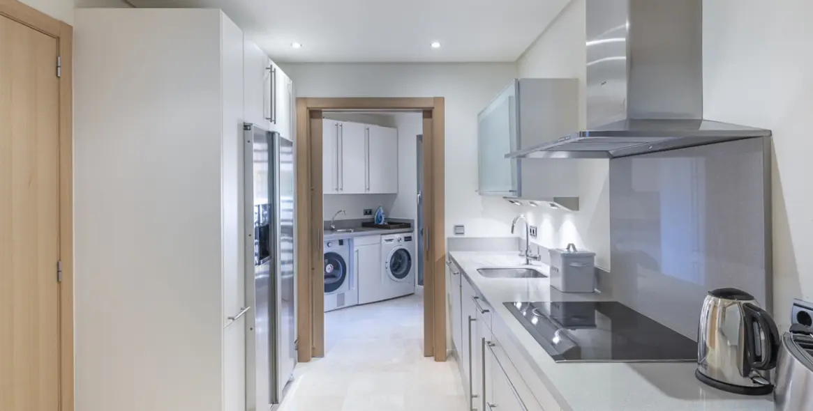 Venta de apartamento en planta media en The Golden Mile 37