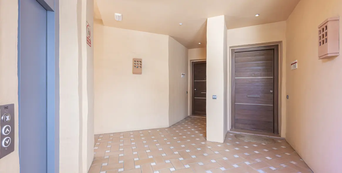 Venta de apartamento en planta media en The Golden Mile 41