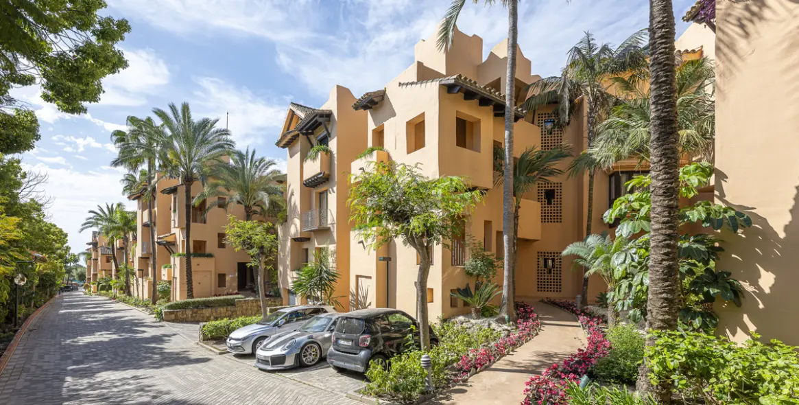 Venta de apartamento en planta media en The Golden Mile 43