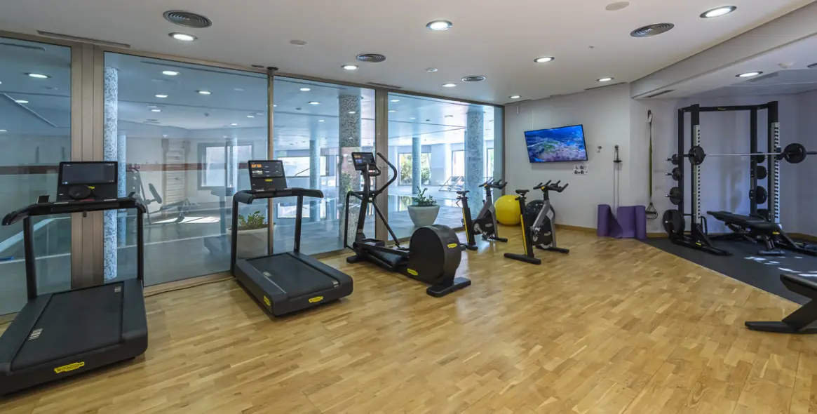 Venta de apartamento en planta media en The Golden Mile 44