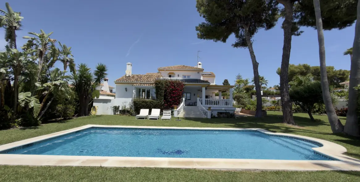 Venta de villa independiente en San Pedro de Alcántara 1