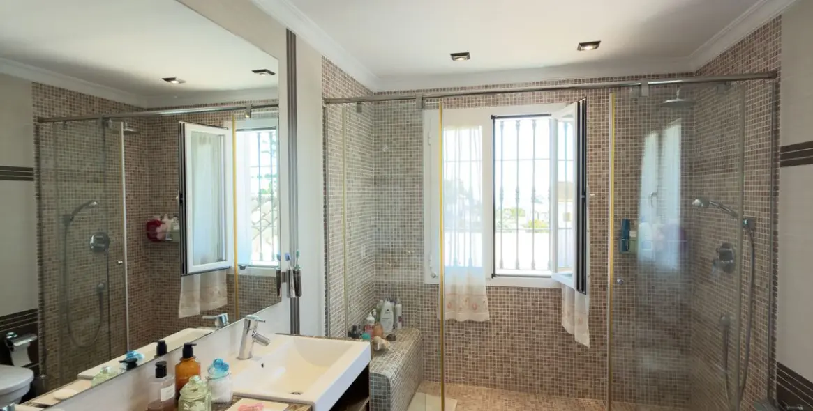 Venta de villa independiente en San Pedro de Alcántara 35