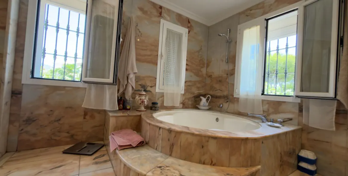 Venta de villa independiente en San Pedro de Alcántara 45