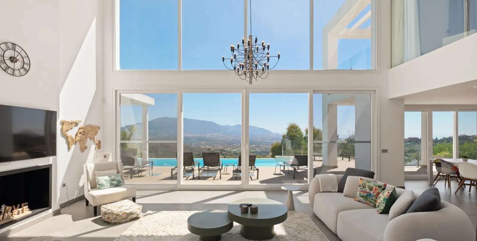Sale of detached villa in La Mairena 2