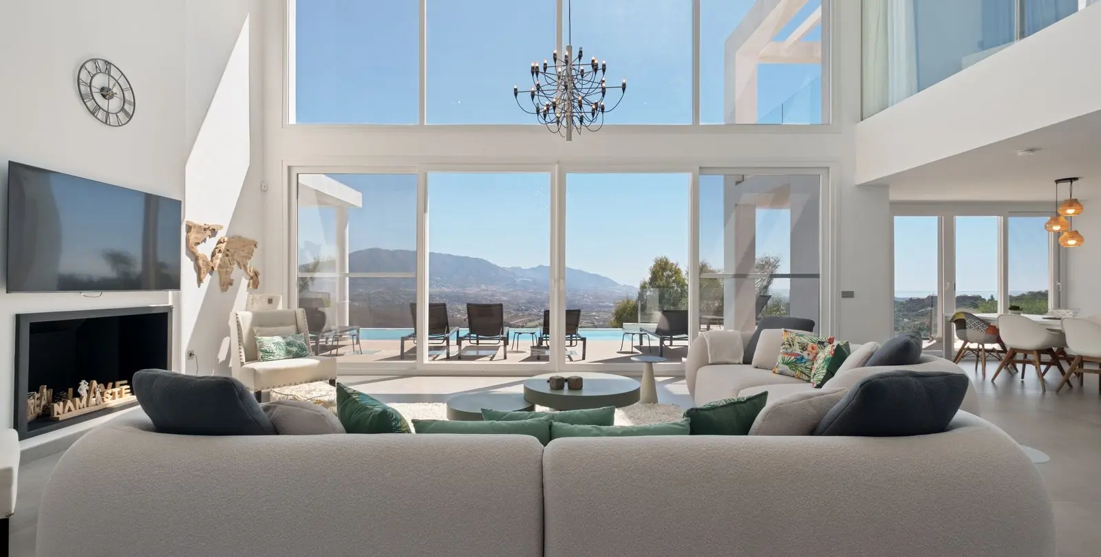 Sale of detached villa in La Mairena 3