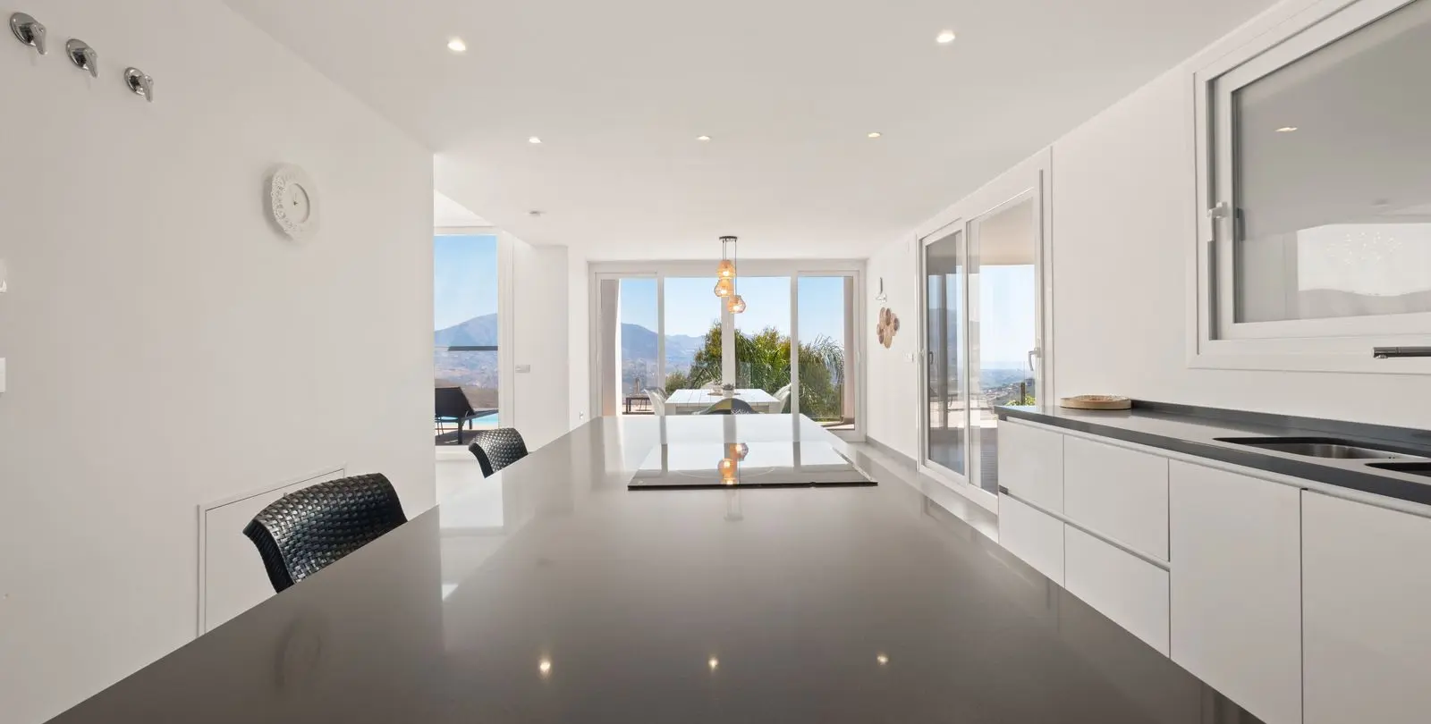 Sale of detached villa in La Mairena 12