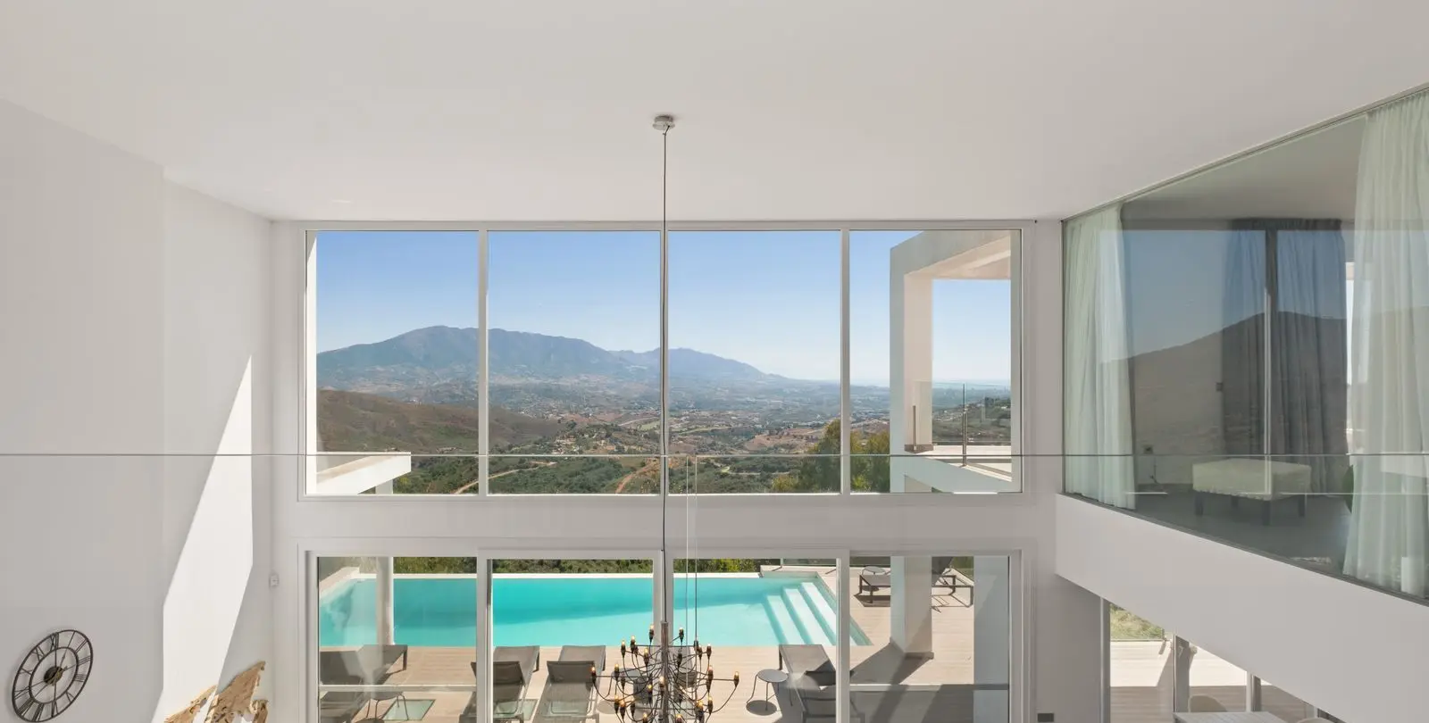 Sale of detached villa in La Mairena 17