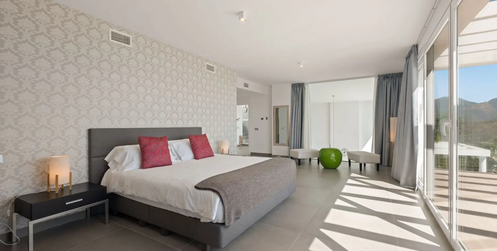 Sale of detached villa in La Mairena 18