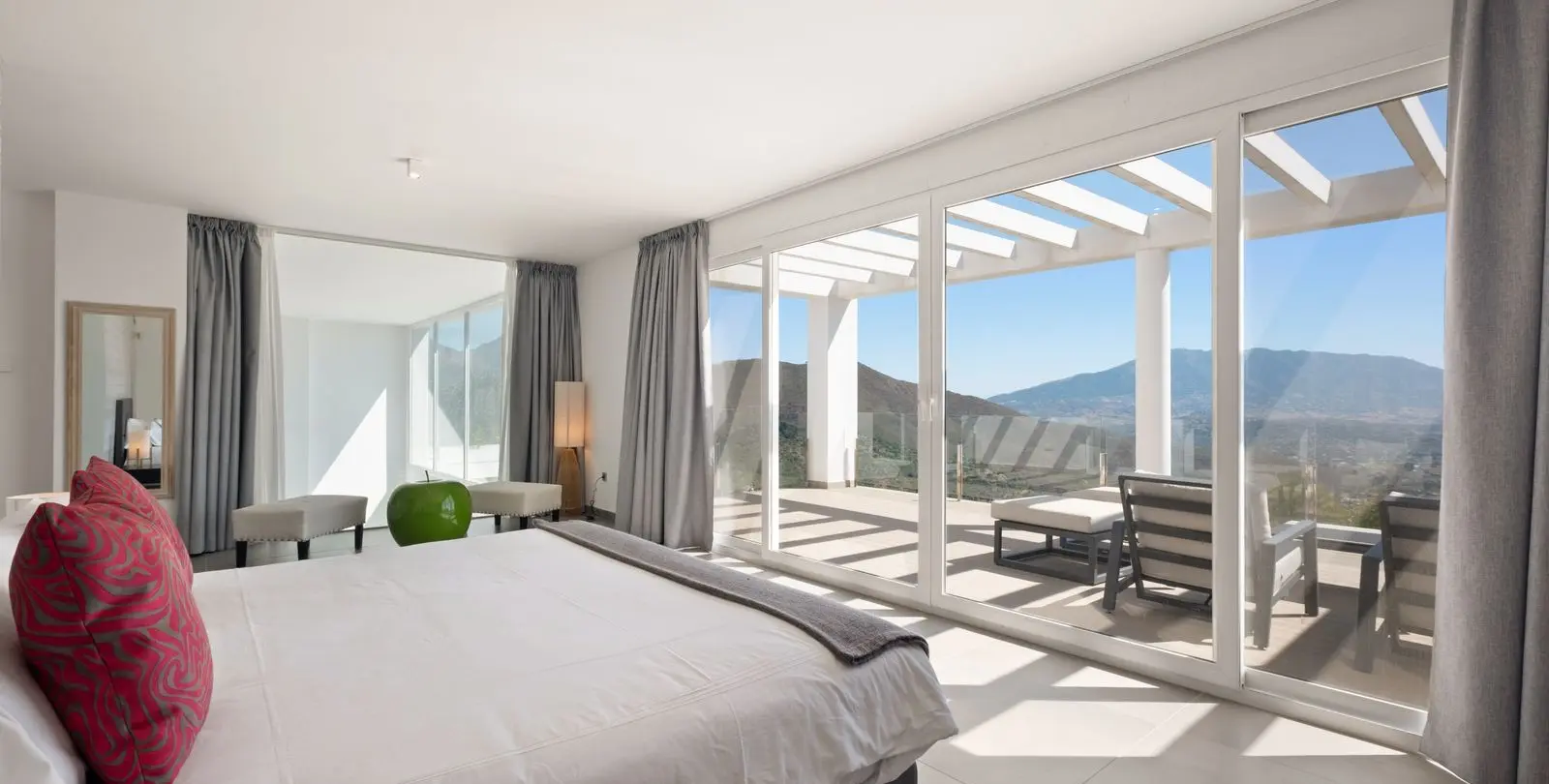 Sale of detached villa in La Mairena 19