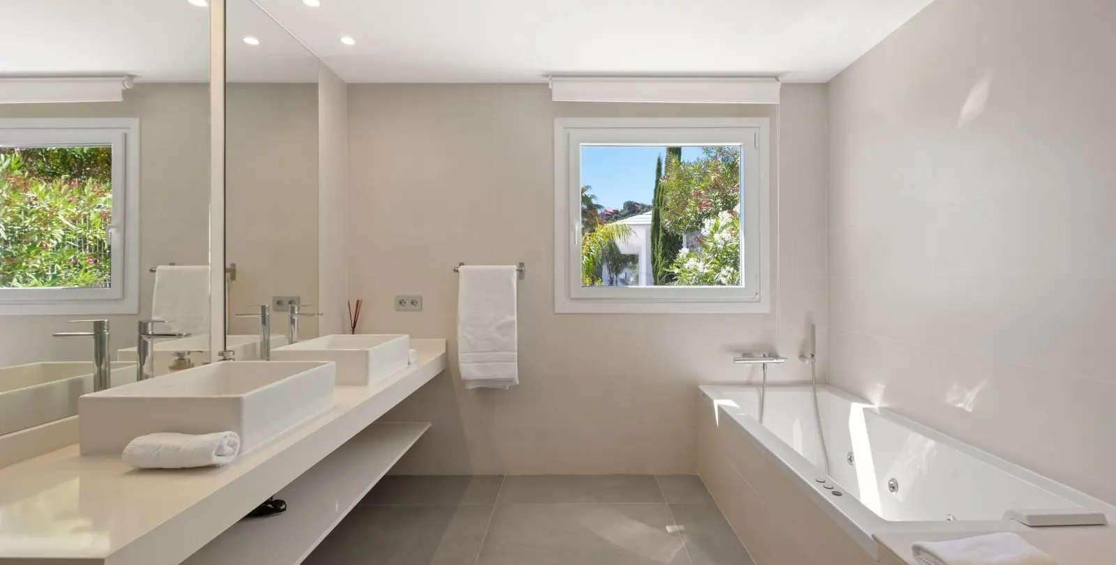 Sale of detached villa in La Mairena 25