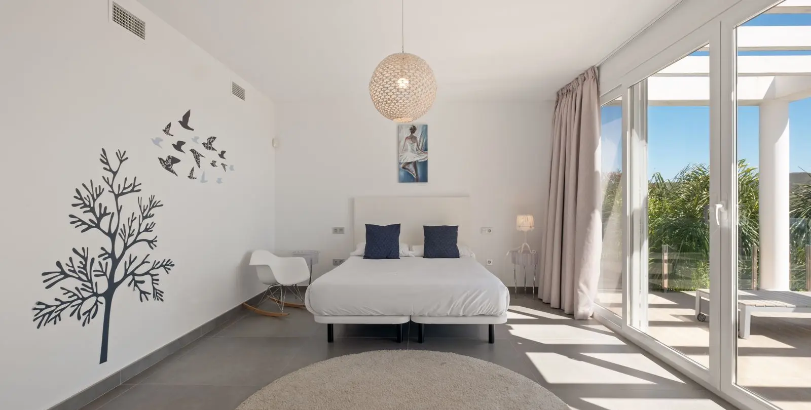 Sale of detached villa in La Mairena 28