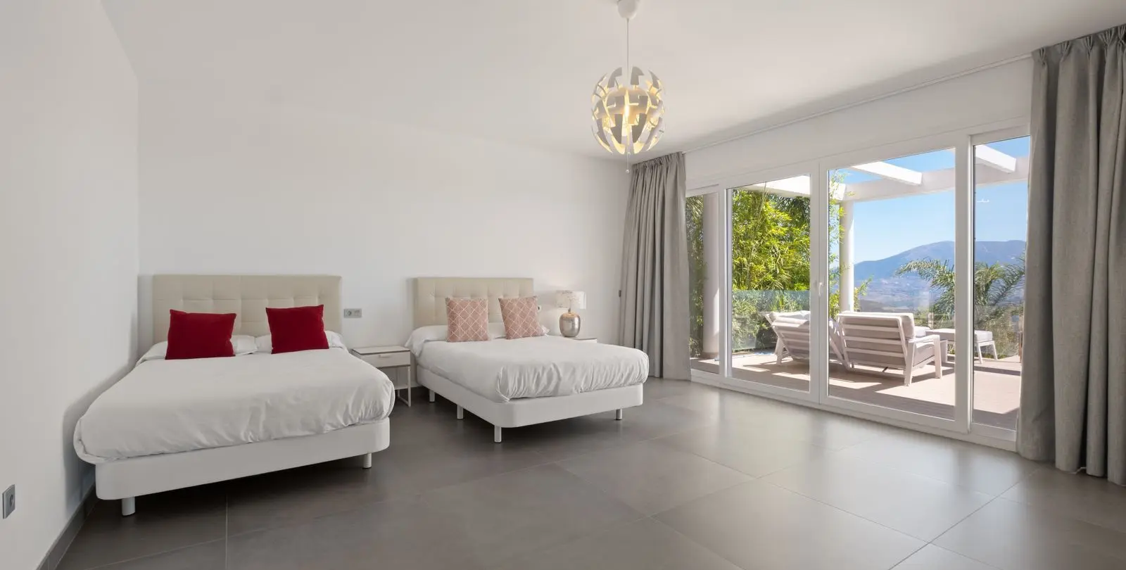 Sale of detached villa in La Mairena 31