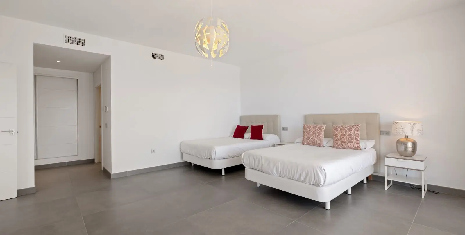 Sale of detached villa in La Mairena 32