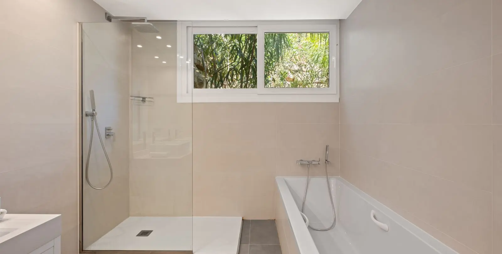 Sale of detached villa in La Mairena 34