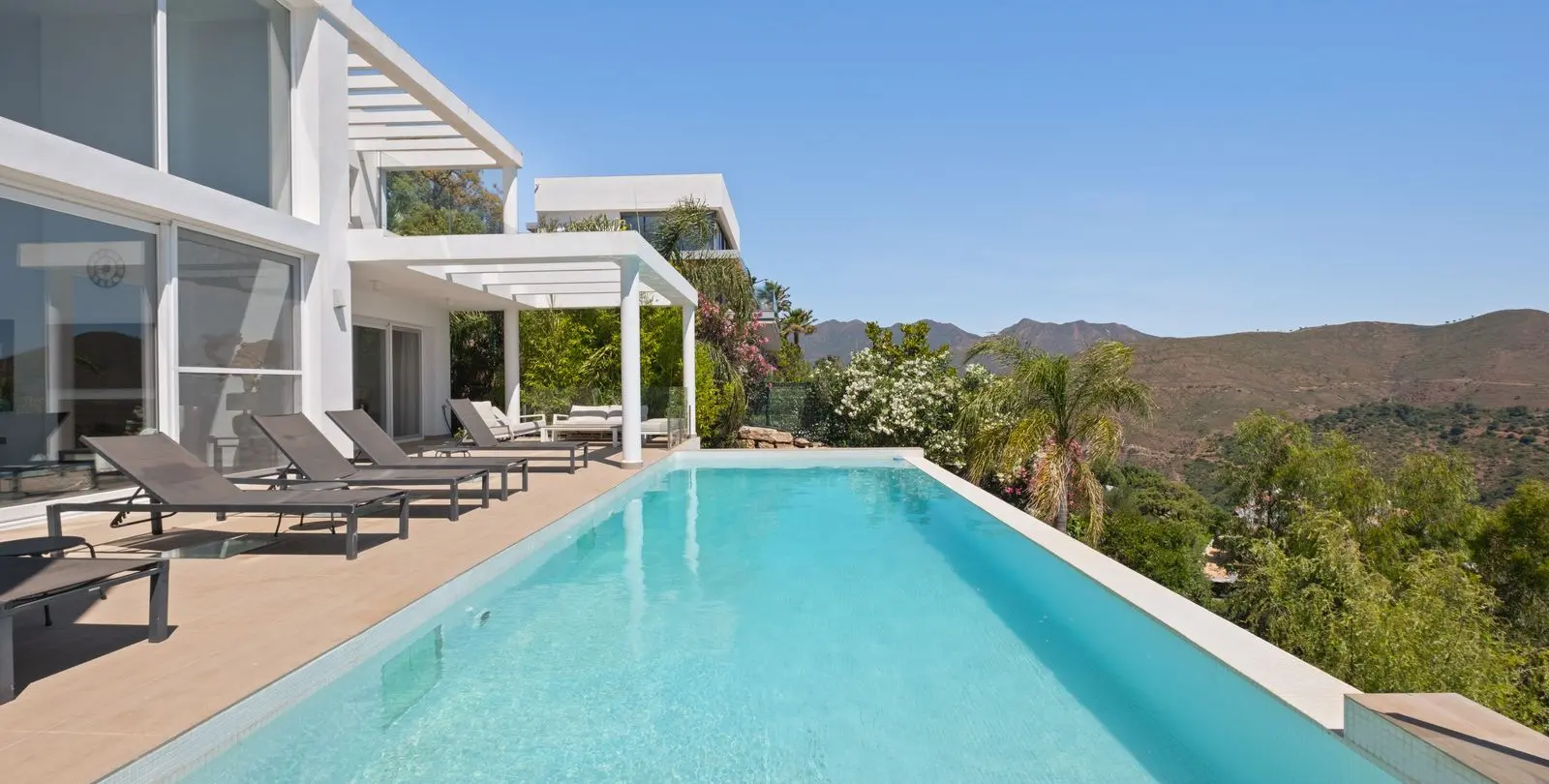 Sale of detached villa in La Mairena 45