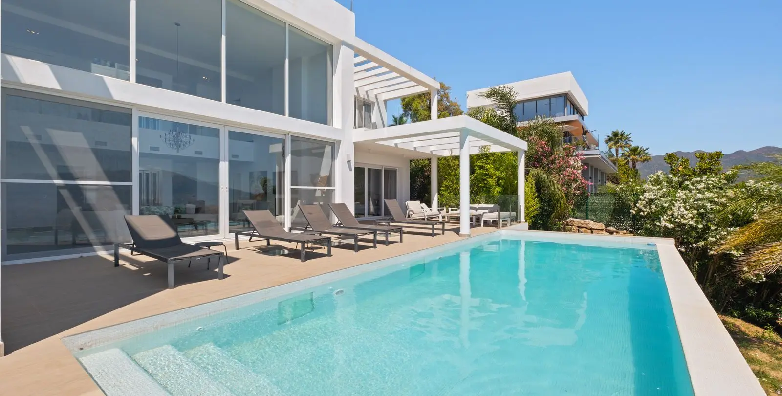 Sale of detached villa in La Mairena 46