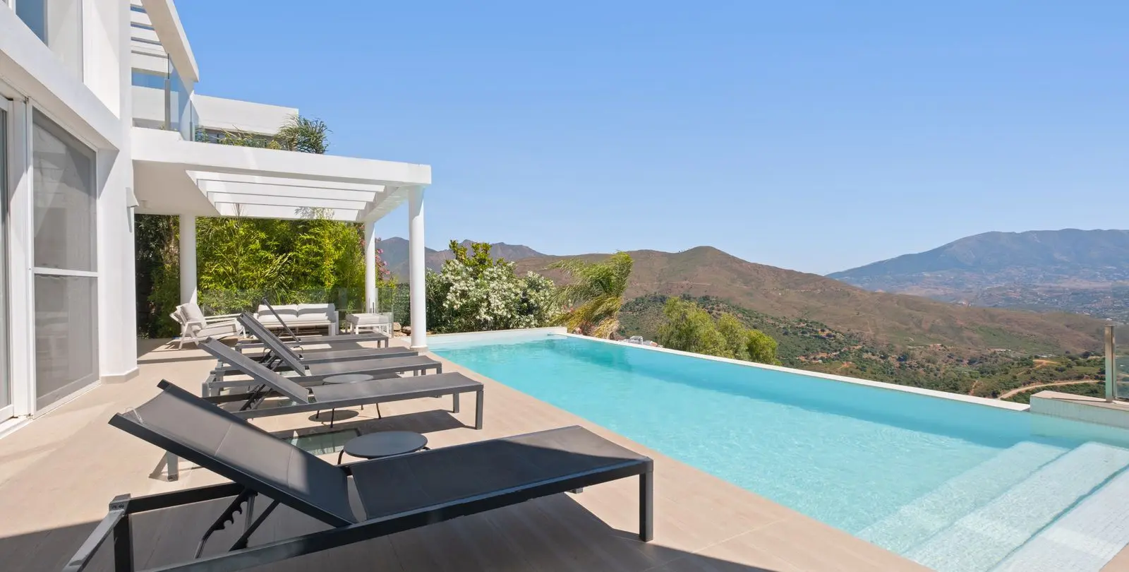 Sale of detached villa in La Mairena 47