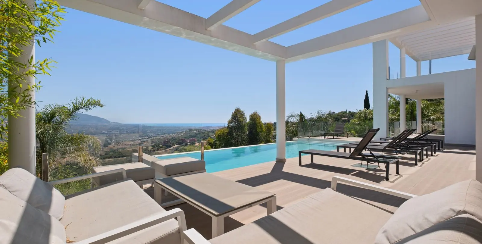 Sale of detached villa in La Mairena 50