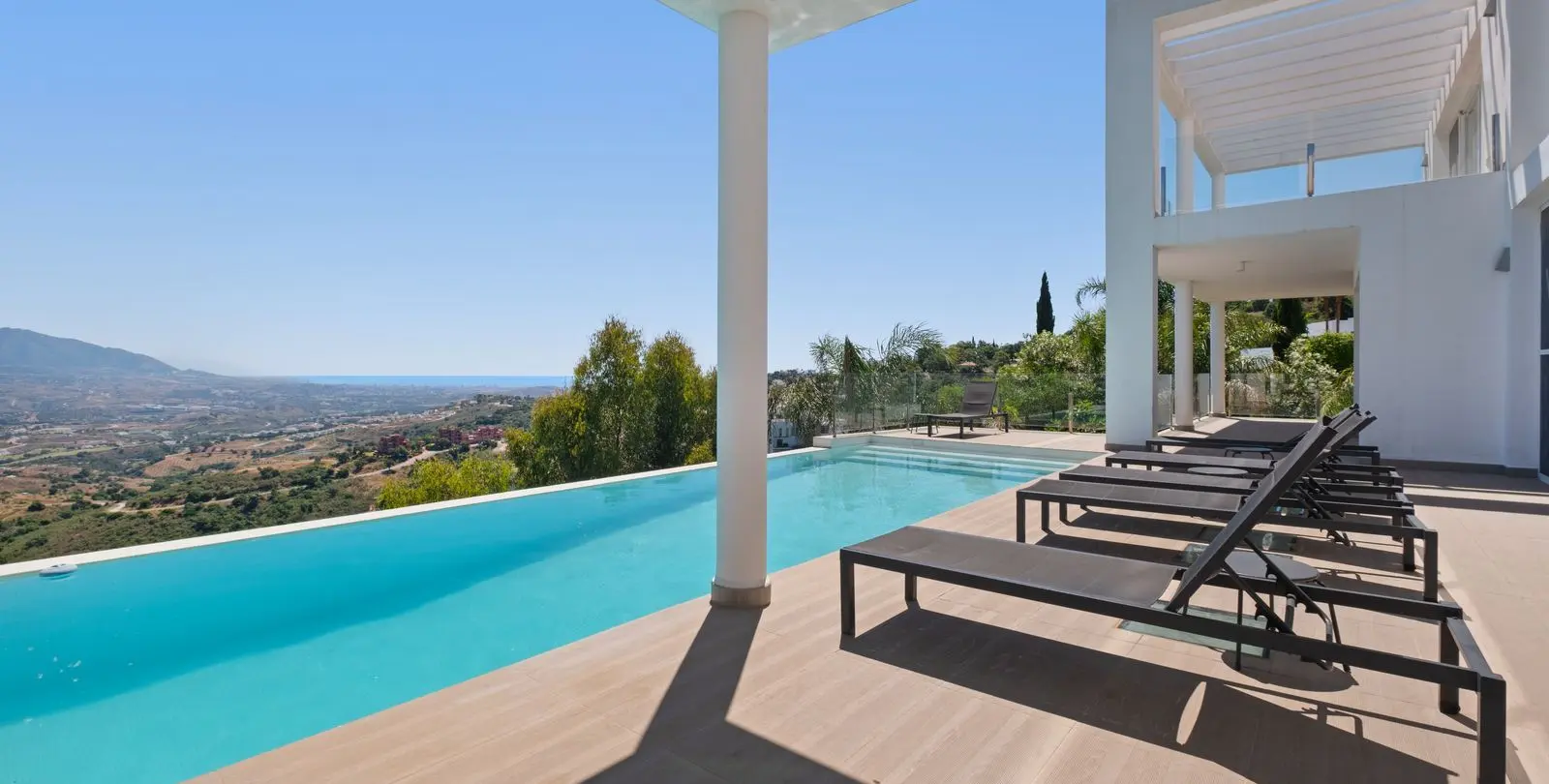 Sale of detached villa in La Mairena 52