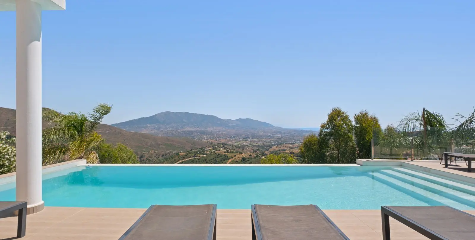 Sale of detached villa in La Mairena 53