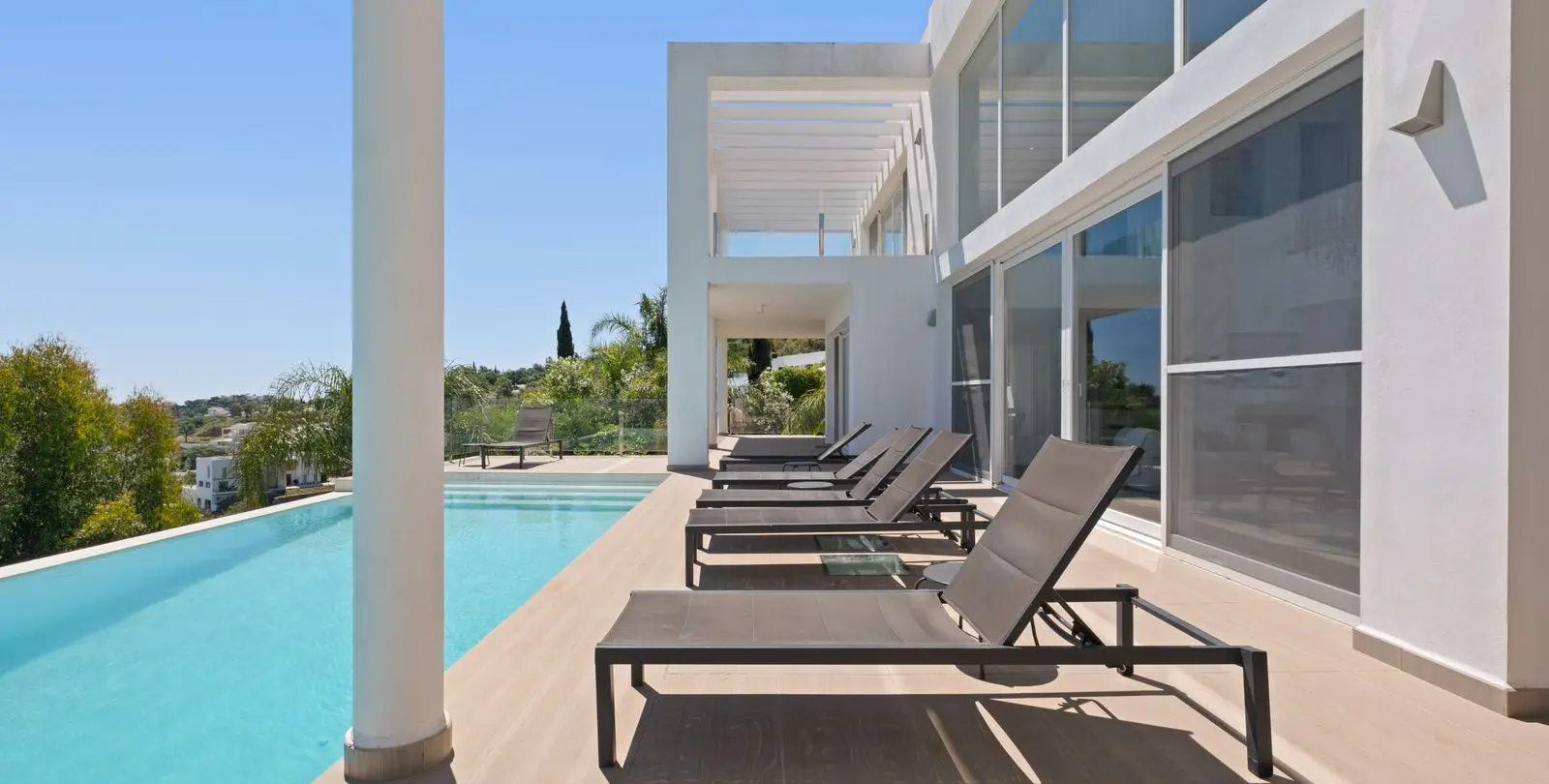 Sale of detached villa in La Mairena 54